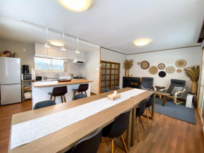 KYŪKA Chalet, Walk to Akakura Gondola, Sleeps 12